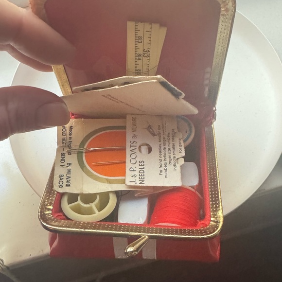 Vintage travel sewing kit - Picture 3 of 5